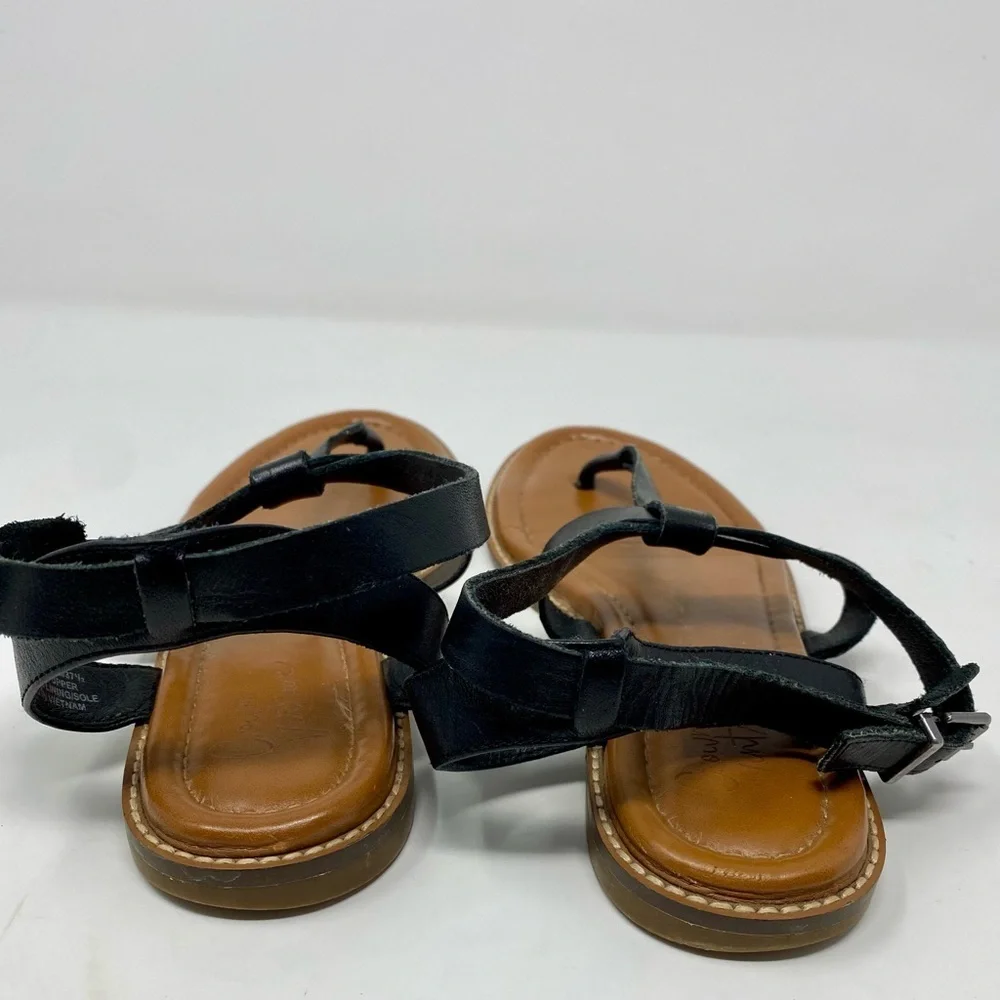 Women’s Crown Vintage Black and Tan Sandals Size 7